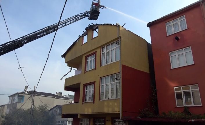 Pendik’te bir binanın çatısı alevlere teslim oldu.