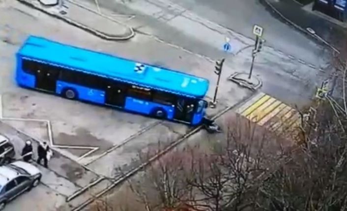 Rusya’da halk otobüsü yaşlı kadını ve torununu ezdi