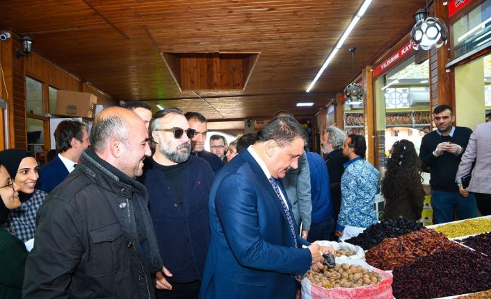 Sanatçılar kayısı pazarında