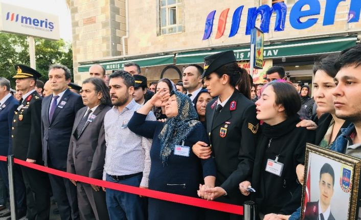 Şehit oğlunu asker selamıyla uğurladı