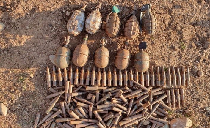 Siirt’te teröristlerin kullandığı barınaklarda tuzaklanmış bomba ve mühimmat ele geçirildi