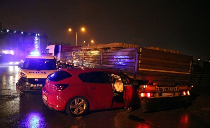 Sivas’ta otomobil tırın altına girdi: 4 yaralı