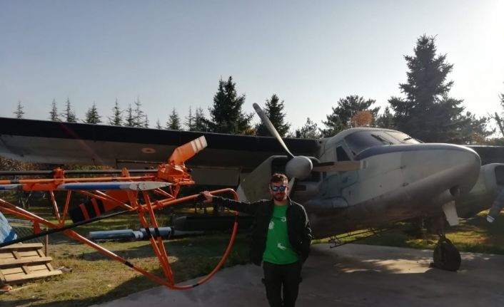 ‘Skydiving’ sporu yapan paraşütçüyü düşüyor sandılar