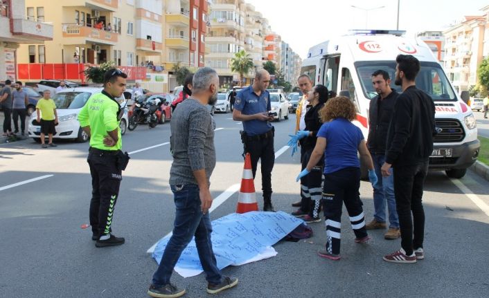Sürat motosikletinin çarpıp otomobilin ezdiği kadın hayatını kaybetti