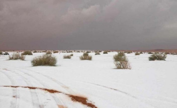 Suudi Arabistan’da kar yağdı