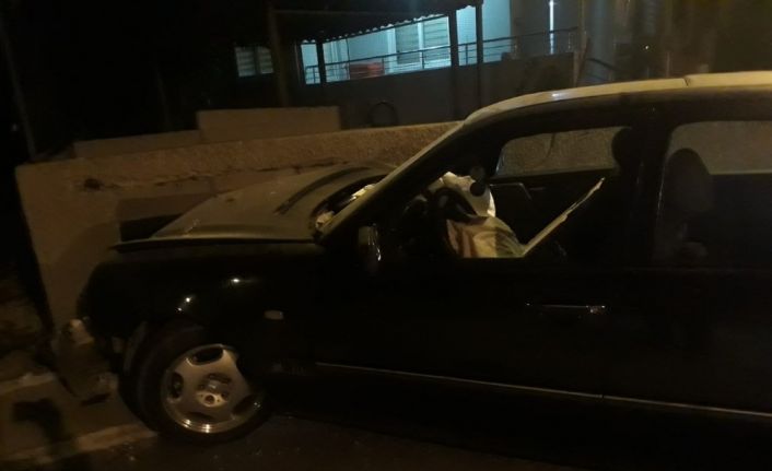 Tamire getirilen lüks araç ile kaza yapan çırak ve arkadaşı yaralandı