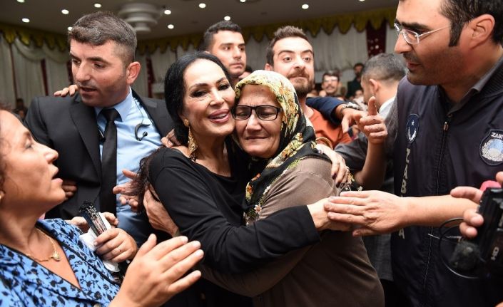 Tarsus’ta Türkan Şoray izdihamı