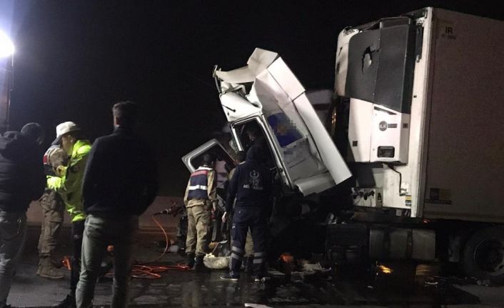 Tır refüje çarptı, sürücü araçta sıkıştı