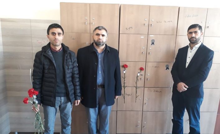 Trafik kazasında hayatını kaybeden öğretmenin dolabına karanfil asıldı