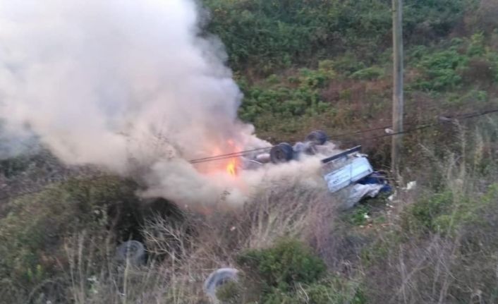 Uçuruma yuvarlanıp yanan kamyonetten sağ çıktı
