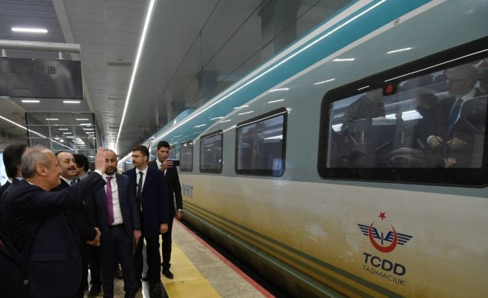 Ulaştırma Bakanı Turhan, 20 özel gereksinimli bireyi YHT ile Eskişehir’e uğurladı