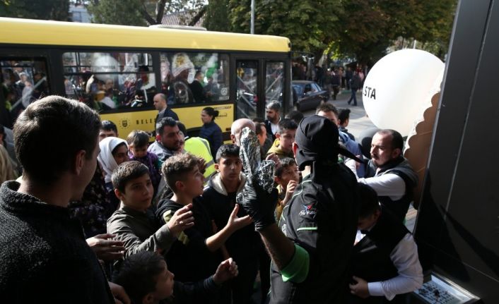 Ünlü şarkıcıyla açılış yaptı, 3 bin et dürüm 1 saatte tükendi