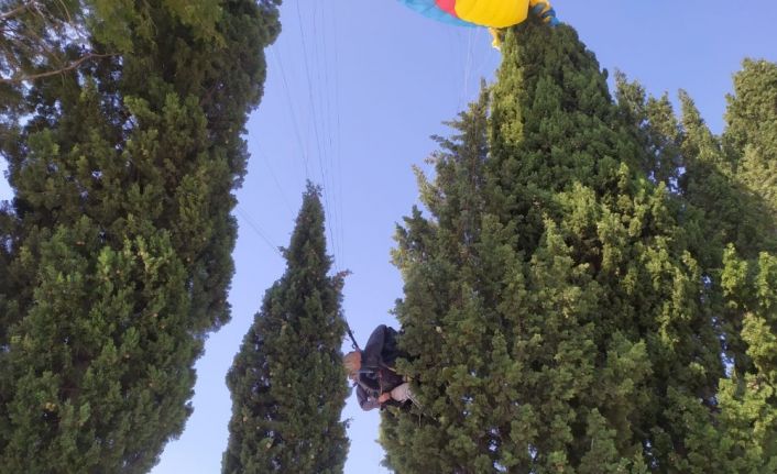 Yamaç paraşütü yaptıkları sırada ağaçta asılı kaldı