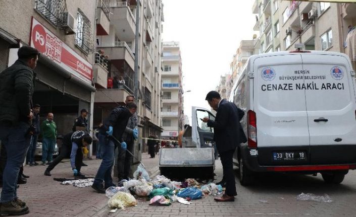 Yeni doğan bebeği çöp konteynerine annesi atmış