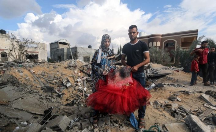 Yeni evlenen Filistinli çift, İsrail’in saldırısında evsiz kaldı