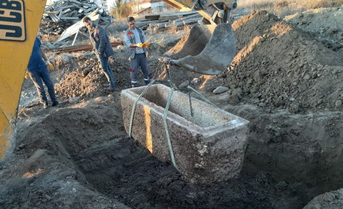 Yol çalışmasında 2 bin yıllık lahit bulundu