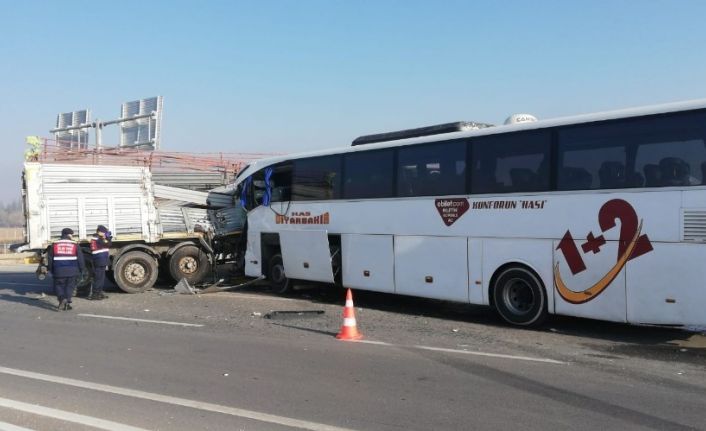 Yolcu otobüsü ile tır çarpıştı: 2 ölü, 20 yaralı
