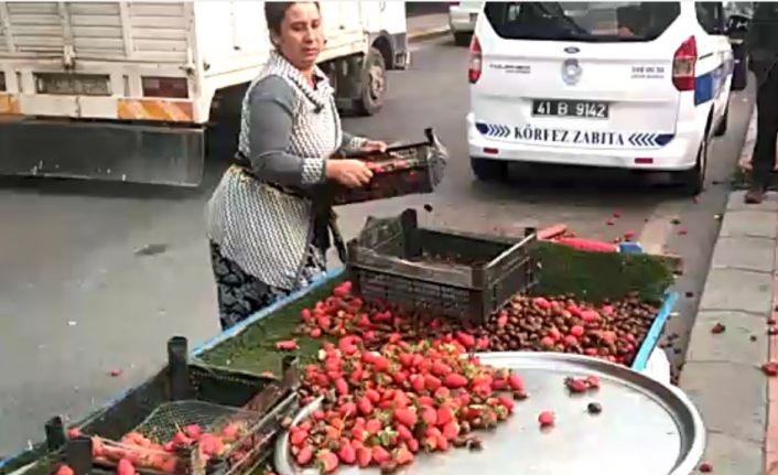 Zabıtaları görünce mallarını yola saçtı