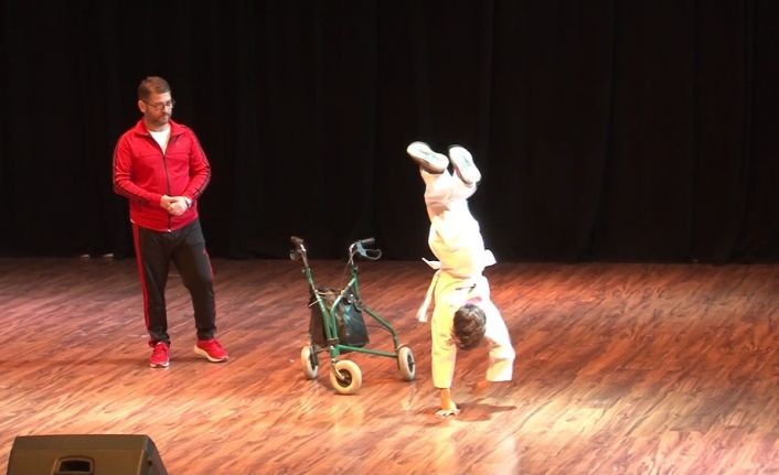 12 yaşındaki fiziksel engelli Süleyman Konukçu yaptığı akrobasi hareketleriyle izleyenleri büyüledi