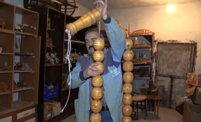 25 yıldır ahşaba şekil veriyor: Binin üzerindeki eseri garajında sergiliyor