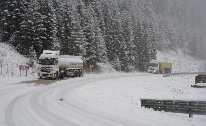 Aniden bastıran kar yağışına hazırlıksız yakalanan sürücüler zor anlar yaşadı