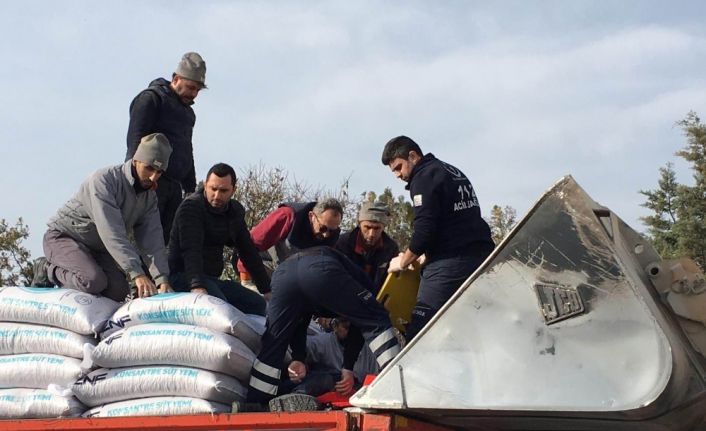 Ayağı kırılan işçiye sağlık görevlilerinden kepçeli müdahale