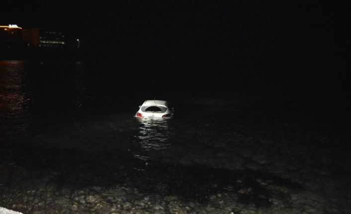Ayvalık’ta özel otomobil denize uçtu