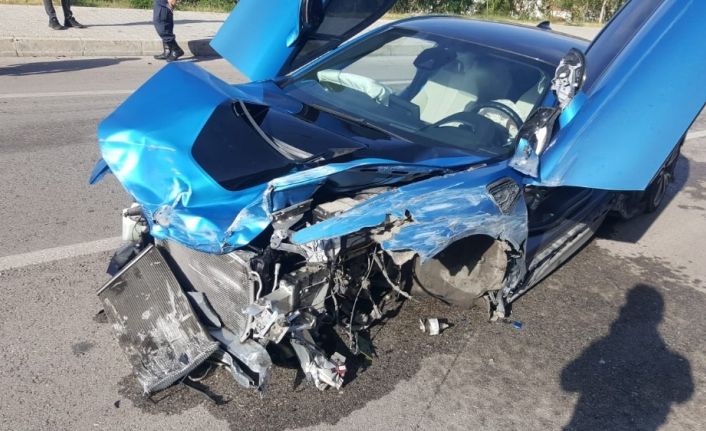 Bariyerlere çarpan lüks otomobil hurdaya döndü