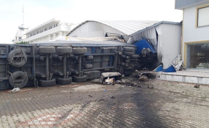 Bira yüklü tır mobilya mağazasına girdi, o anlar güvenlik kamerasına yansıdı