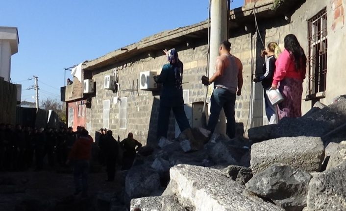 Diyarbakır’da mahalle sakinleri, çevik kuvvet ekibine ’tarihi’ taşlarla saldırdı