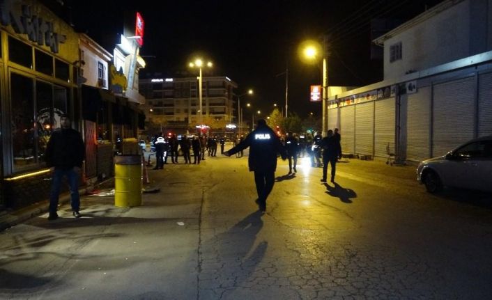 Eğlence mekanından çıkarıldığı iddia edilen şahıs silahla dehşet saçtı: 1’i ağır 4 yaralı