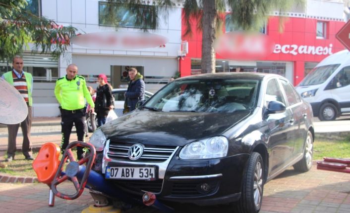 Fren yerine gaza basınca parktan içeri girdi, spor yapan kadına çarptı: 1 yaralı