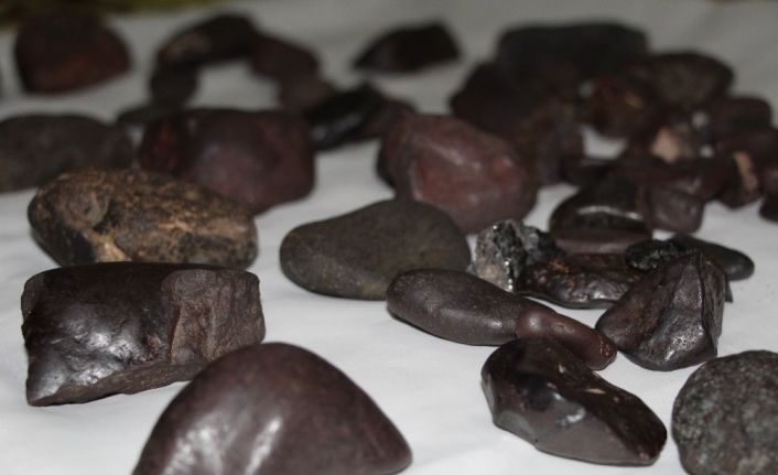 Gök taşı olduğunu iddia ettiği taşlar için 2 milyon istiyor