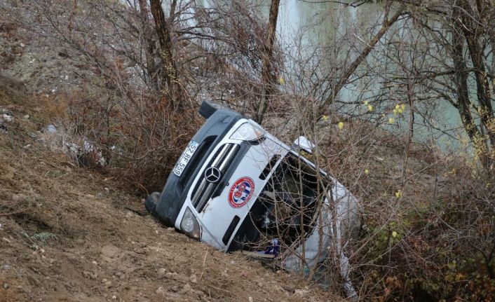 Hentbol takımını taşıyan minibüs kaza yaptı: 2 ölü, 15 yaralı
