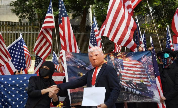 Hong Kong’da polisten göstericilere göz yaşartıcı gazla müdahale