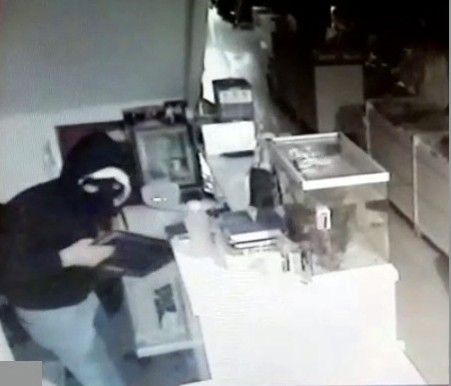 İş yerinden bilgisayar ve para çalan yüzü maskeli hırsız adliyeye sevk edildi