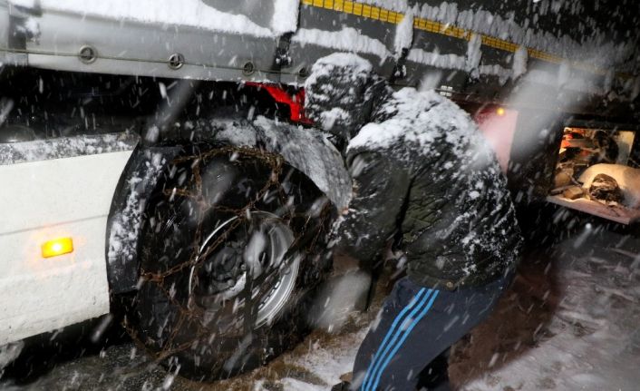 Kar yağışı ve tipi Kop Dağı Geçidi’nde ulaşımın aksamasına neden oldu