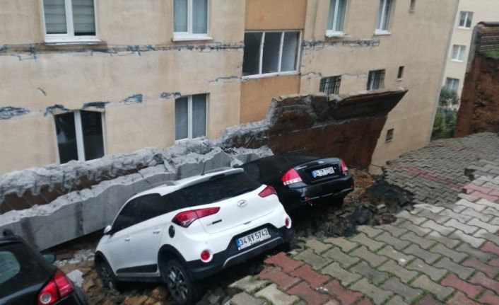 Kartal’da bir sitenin otoparkında duvar çöktü