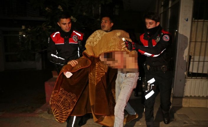 Kendini odaya kitleyip boğazını keseceği sırada polis kurtardı