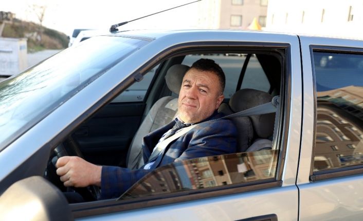 Kendisine ceza yazdırmak için 1 saat trafik polisi aradı