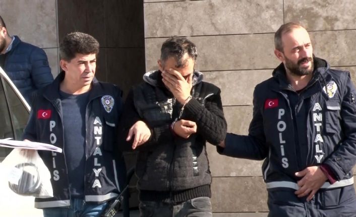 Lavaboyu kullanma bahanesiyle girdiği iş yerlerinde çantalara musallat olan hırsız yakalandı