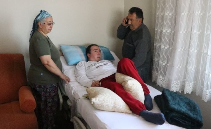 Öğretmen dayağı sonucu yatağa mahkum kalan çocuklarına 26 yıldır bebek gibi bakıyorlar