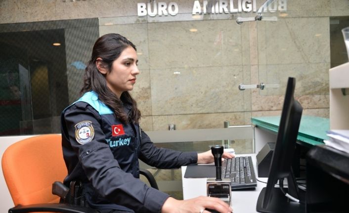 Pasaport polisinin kıyafeti değişti