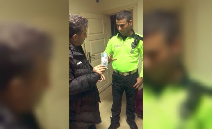 Polis yerde bulduğu 10 bin TL’yi yaka kamerası sayesinde sahibine ulaştırdı