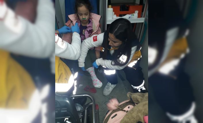 Sağlık görevlisi çorabı olmayan küçük kıza kendi çoraplarını giydirdi