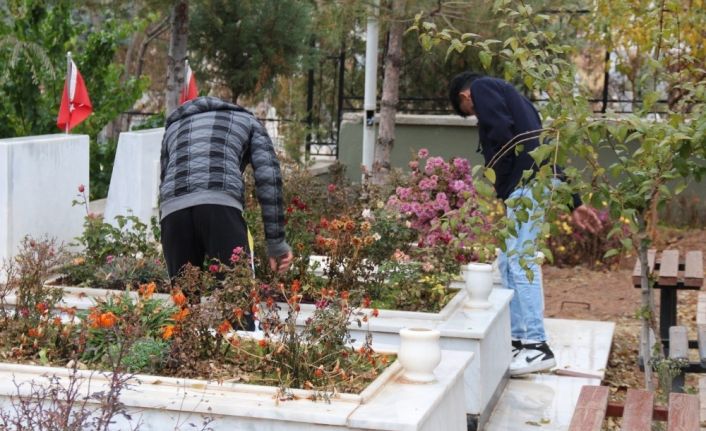 Ülkü ocakları şehitler için yürüyüp şehitliği temizledi