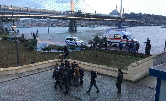 Unkapanı Köprüsü’nde intihar girişimi, deniz polisi kurtardı