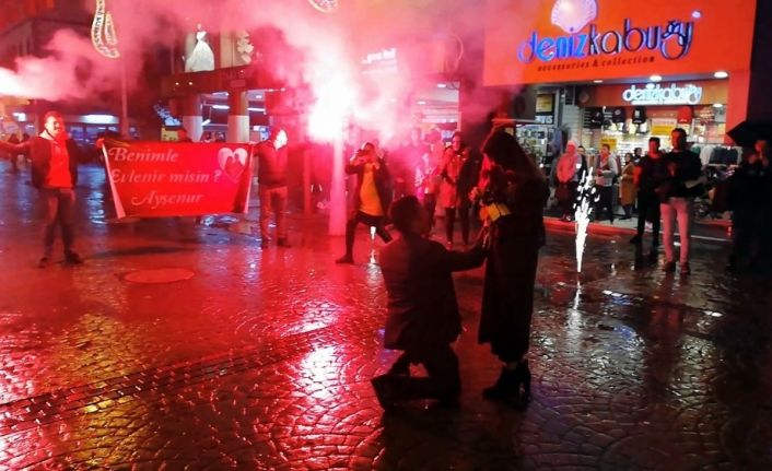 Yağmur altında meşaleli evlilik teklifi