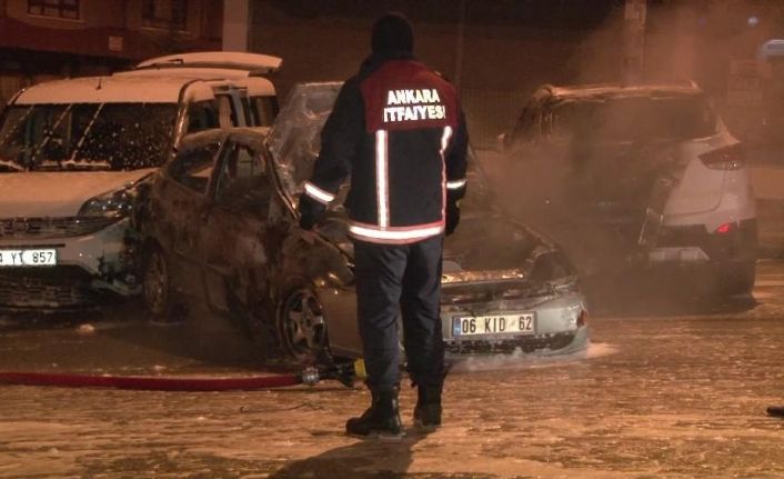 Yanan otomobilden canlarını son anda kurtardılar