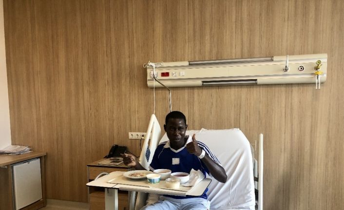 Yemek borusu kapandığı için beslenemeyen Nijeryalı hasta Türkiye’de sağlığına kavuştu